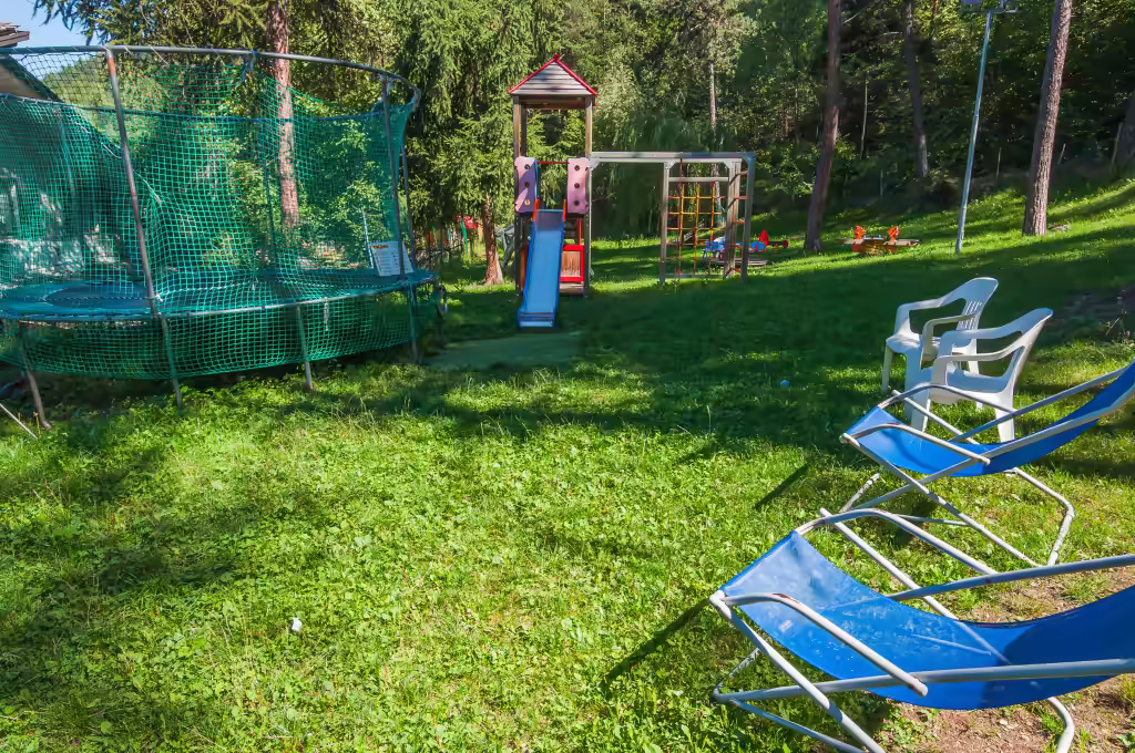 Le jardin, ses jeux pour enfants et ses chaises longues