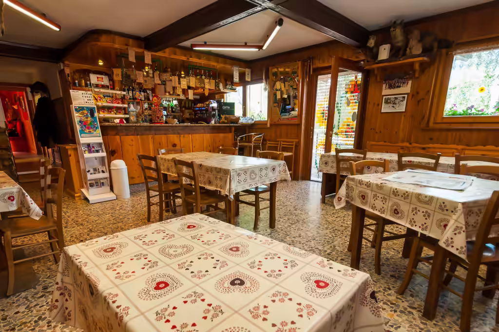 Le bar et la petite salle aux nappes à cœurs