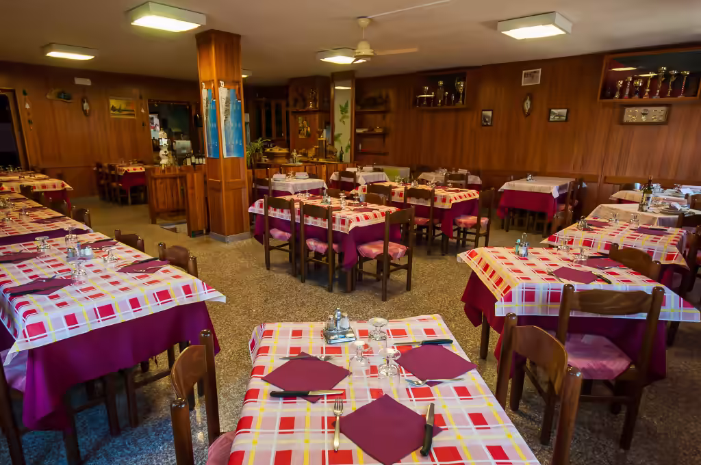 La grande salle du restaurant, dressée pour le service